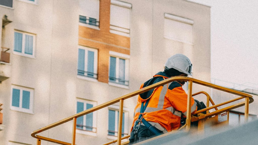 Bouwkundig adviseur voert technisch onderzoek uit voor renovatie en verbouwing plannen